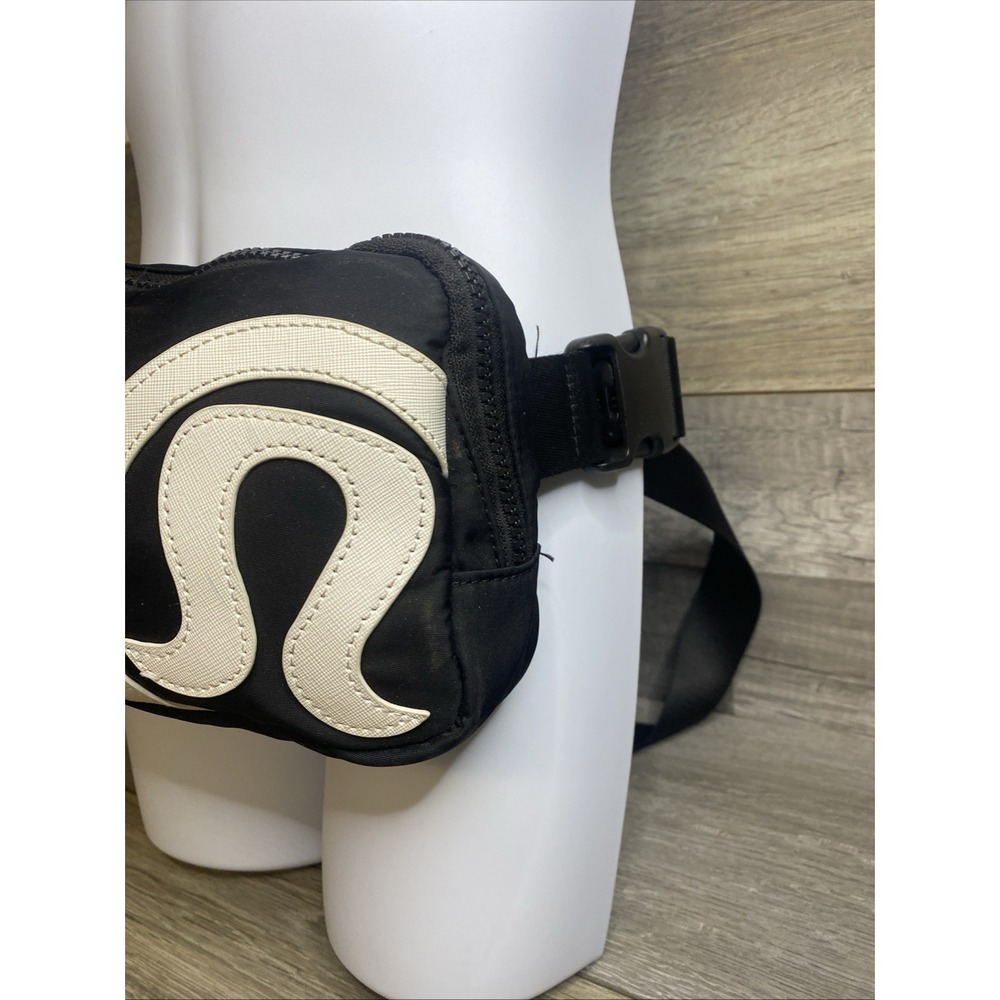 NWT Lululemon Everywhere Belt Bag Black W/White Large Logo Silver Hardware - Picture 2 of 10